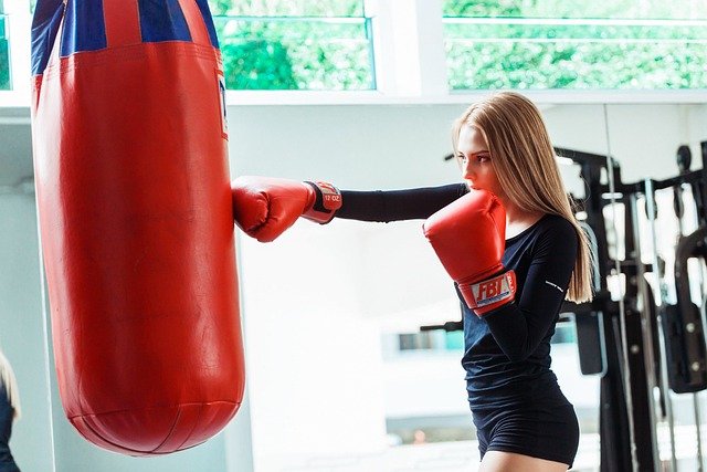 Femme boxe sac de frappes